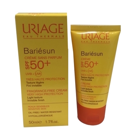 La crème solaire Uriage Bariésun SPF 50+ est sans parfum, et assure une très haute protection.